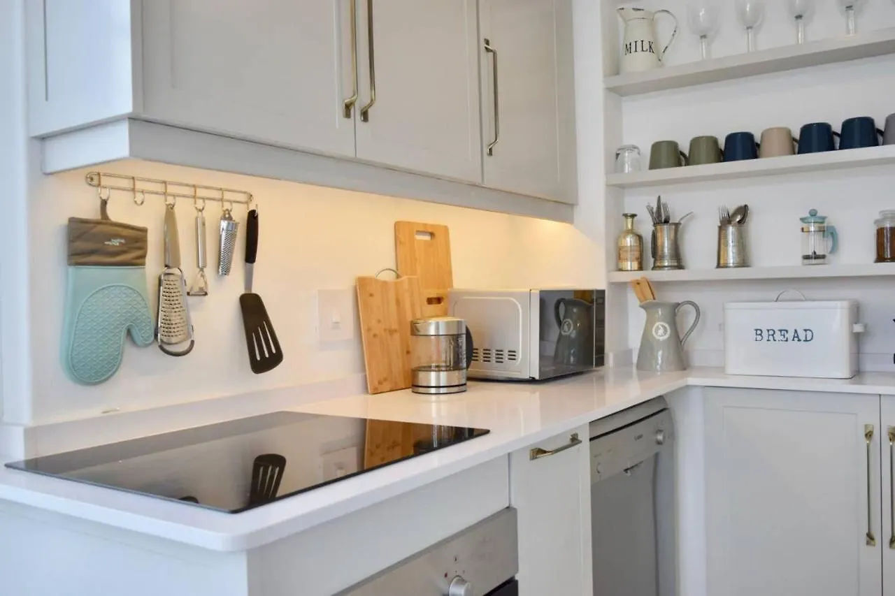 Characterful And Stylish 3 Bedroom Home In Green Point Cape Town 0*,