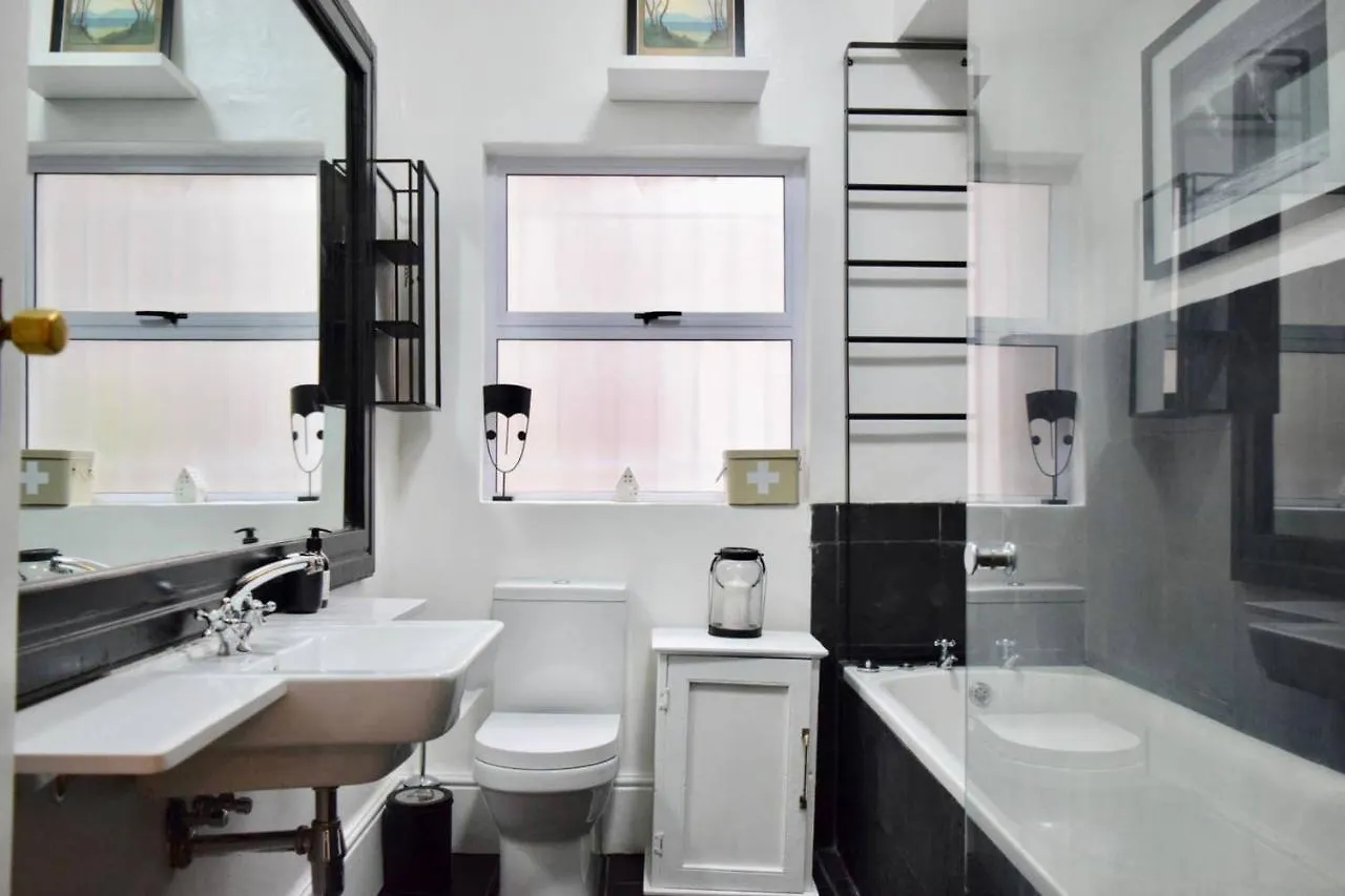 Holiday home Characterful And Stylish 3 Bedroom Home In Green Point Cape Town